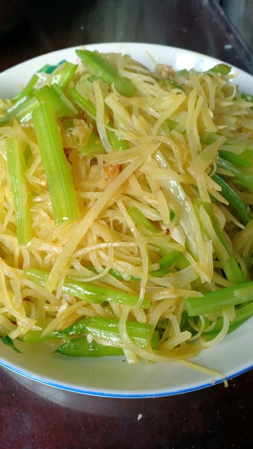 Stir-Fried Shredded Potato with Celery