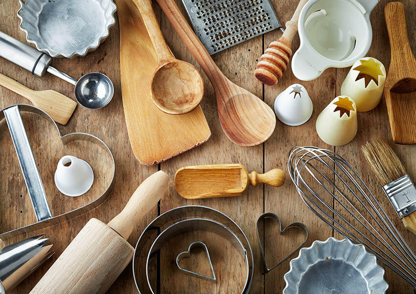 Do private chefs bring their own equipment?